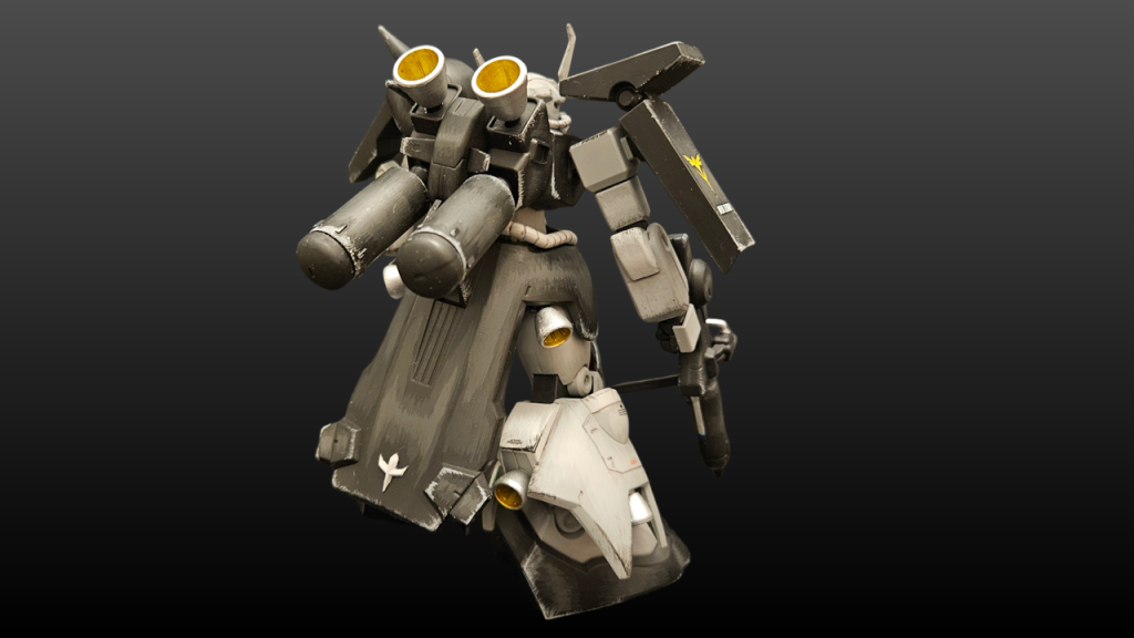 後ろから。バーニアはシルバー塗装後、クリヤーイエローで塗装してキャンディ塗装っぽくしました。