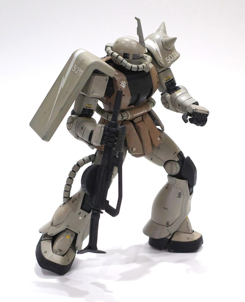 メイン写真の全体像。ポーズは接敵中に気付かれたか?みたいな状況をイメージしてみました。胸章を右にした理由は以前作ったMGドムに合わせたからですね。