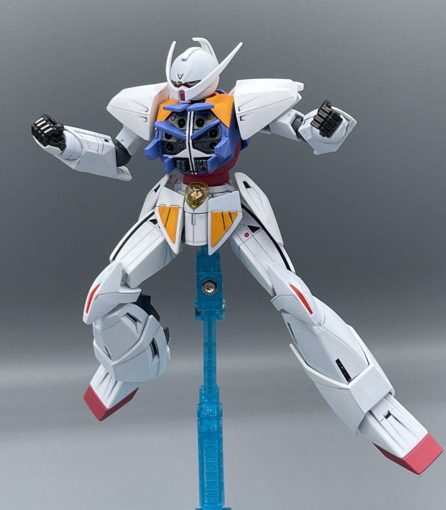 マルチパーパスサイロ/腹部ビームキャノン　武装名は上記のものなのですが、いわゆる”武器庫”です。従来のガンダムの定番コクピット位置だった胸部がまさかの武器庫・・・(笑)　∀ガンダムのコクピットはフロントスカートのクリアパーツ部になっています。フロントアーマーと共に離脱することで、脱出用のコアファイターとしての機能も有しています。　何故こうも従来のガンダム達と異なる機体造形をしているかと言うと・・・。∀ガンダムは”Ｉフィールドビーム駆動” によって動きます。そのため、これまでのガンダム達のように、機体の大部分を占めるような大型ジェネレーターや駆動装置を必要としません。　これによって、胴体部分に余白を設けることが出来、武器庫として運用することが可能となります。原作では核弾頭を装備したほか、牛を運んだり、洗濯機としても運用したりしました。まさに何でもござれの四次元ポケットになっています。