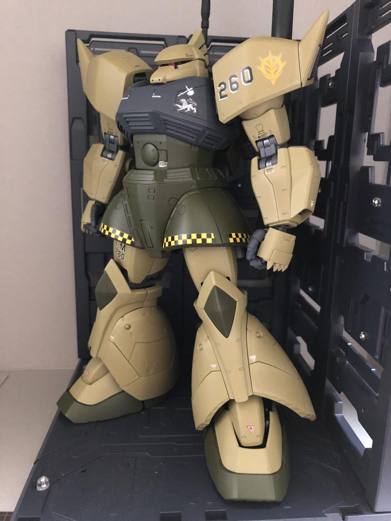 カラーはスプレー缶のため、サフカラーで設定色に近づけてみました。デカールはそれらしいものを探してみました。