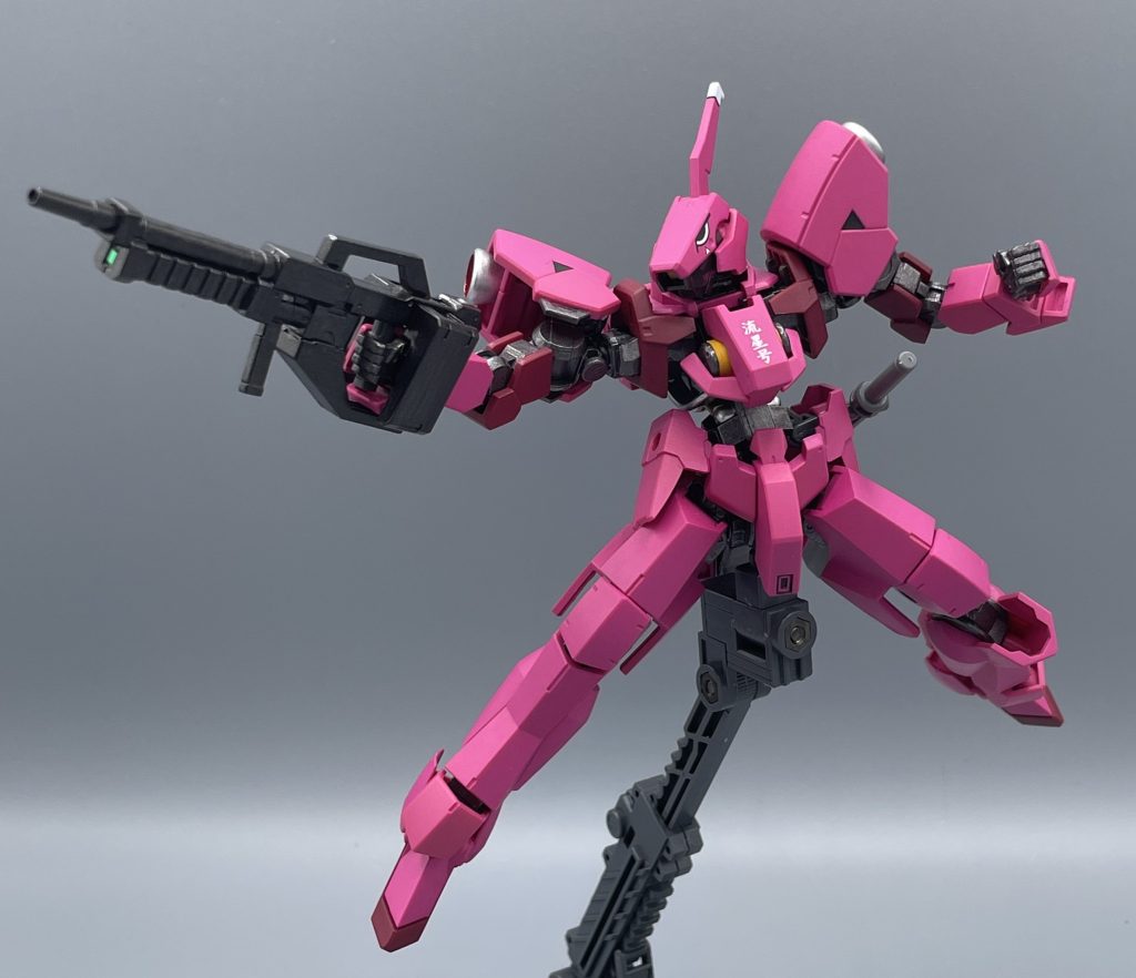 ライフル　グレイズの標準武装。これはギャラルホルンから鹵獲したものを使い続けている感じですかね。　キットとしても大型のライフルですが、腕に上下でがっしりマウントするので、ポロリすることなく保持することが出来ます。