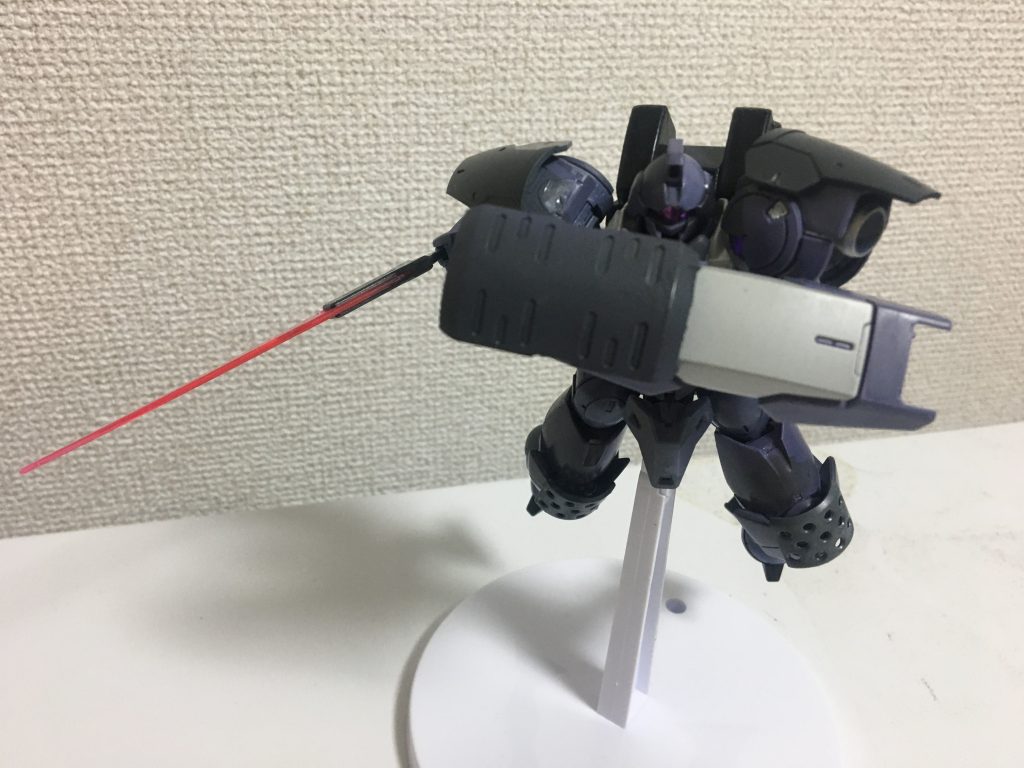 武装の一つのビームサーベルはシールドに懸架できるようにしました。