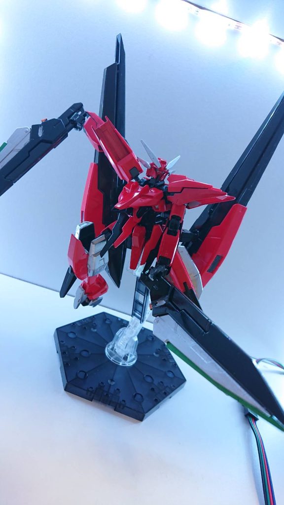 GNソードライフルAS ソードモード持ち方を変えることでソードとして運用も可能。武装下部に刃がついており、ビームと実体の二つの特性を併せ持つ。