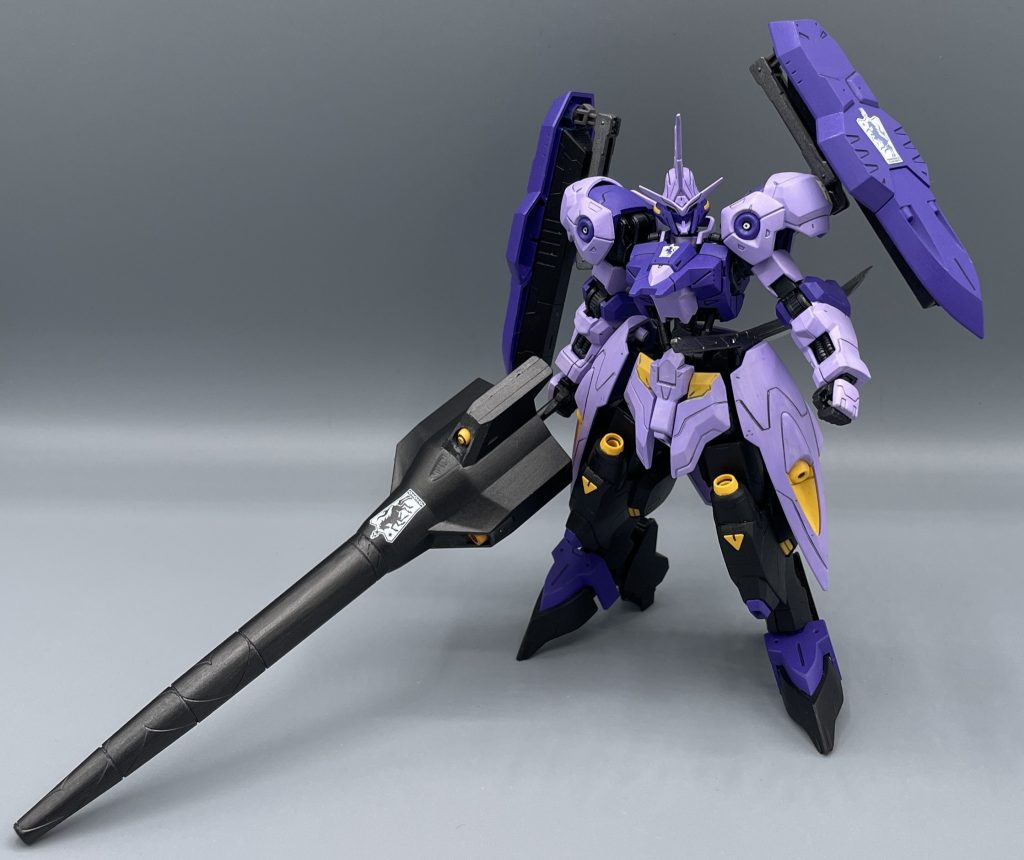 ドリルランス　キマリスヴィダールを象徴する最大級の武装。キマリスの持つ高い突進力に加え、ドリルの開店を加えることで、さらに破壊力を高めることに成功しています。また、鉄血界のタブー兵器〈ダインスレイヴ〉の発射機構も有しています。