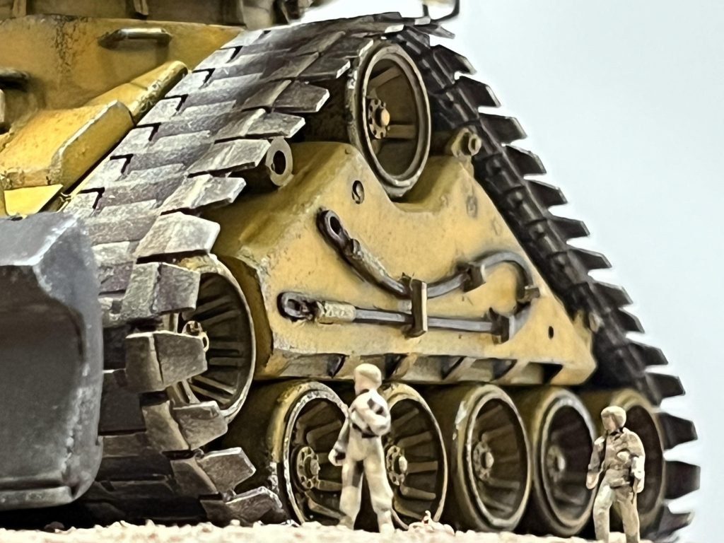 ウルトラ重機感満点の足廻り。スターウォーズのサンドクローラーみたいな巨大な転輪と履帯。フィギュアを手前に配置し、その巨大感を演出。後方で待機しているMS搬送トレーラーから作業の様子を覗きに来た搭乗員達です。牽引ワイヤーはプラ棒を指で曲げて基本設定通り作りました…ドイツのティーガーやパンター戦車を彷彿とさせる曲げ具合…昔から目に焼き付いてしまってます。