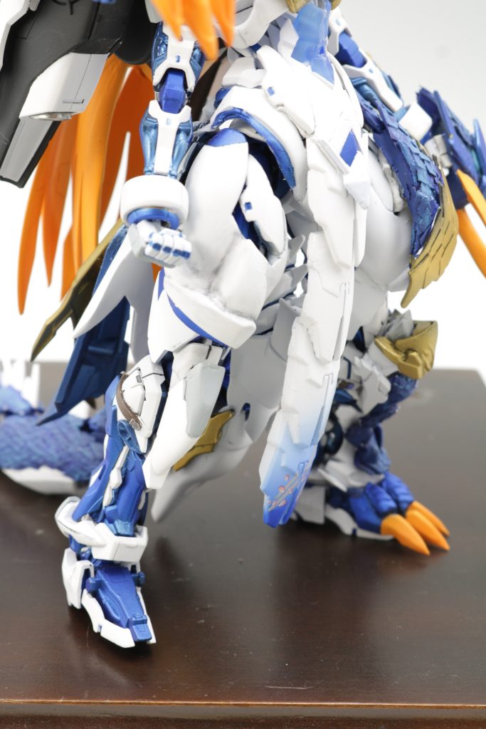 一番時間のかかった太ももの造形はルブリスの太もものにRGウィングゼロカスタムの脚部と、MGのF91のふくらはぎのパーツで構成しています。ストリートファイターの春麗のような脚部を目指しました。足のクローユニットはシャイングラスパードラゴンの股間からちょうどいいのがはえてたので、切り落として三つ集めました。