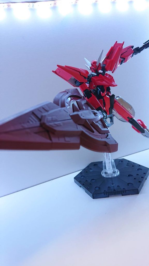 GNバーストソードGNマルチウェポンを合体させて大剣にさせた時の名称。アルケーガンダムやガンダムスローネツヴァイのGNバスターソードを参考に作られた。斬撃の瞬間に粒子を放出して纏わせる事で、ビームサーベルとしての機能も持たせる事ができ、高い威力を発揮する。シンクロウ曰く、小豆色は血の錆をイメージして塗装したという。