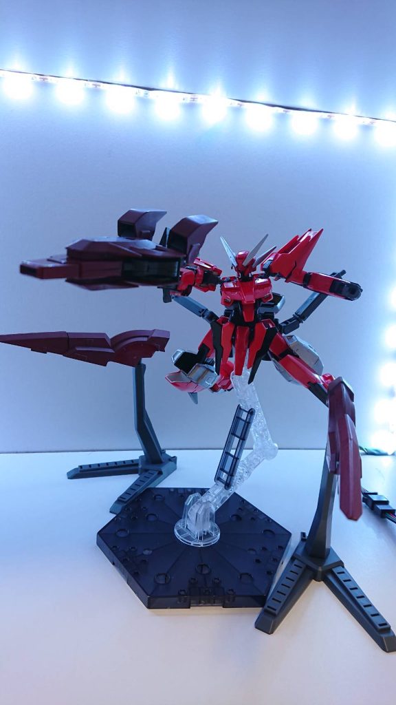 GNギガファングGNバーストソードの刃を分離させ、個々で超大型ファングとして運用することができる。GNハイビームライフルGNバーストキャノンの威力を抑えた時の名称。ヴァーチェのGNバズーカに相当する攻撃力を放つことができる。