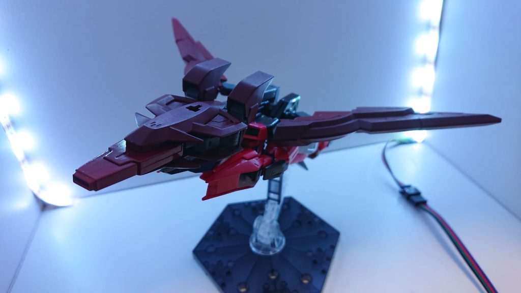 MA形態時では高速移動を可能とするが、赤色キュリオス系統といえばのアリオスガンダムアスカロンと同じく、重量が増えたことで通常のハルートアクセリアンよりも速度が落ちている。と考えるが、全スペックを弄りまわしたシンクロウにより、ただでさえ推進力が強化され、さらなる高速移動ができるようになったアクセリアンよりも速くなっている。GNスラッシュウイングブースターウイング、ブースター、ソードの3つの役割を一つでこなす武装。高速移動中に敵機を切り裂くため、斬られたことに気づかずに撃墜されるダイバーもいる。GNバーストキャノンMS時で運用される時と同じ威力で高速移動しながら撃つことができるが、チャージにそれなりの時間を用いるため基本的にシンクロウはMA形態時にこれを使わない。