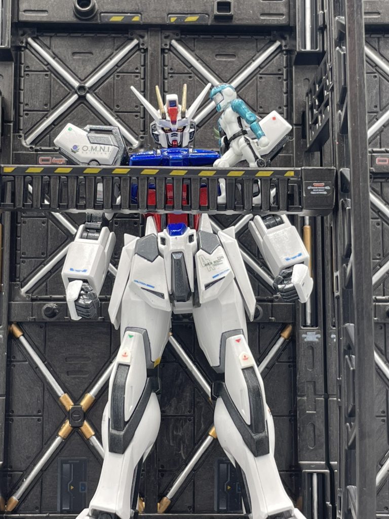 総員、第一戦闘配備!!パイロットは搭乗機にて待機せよ!