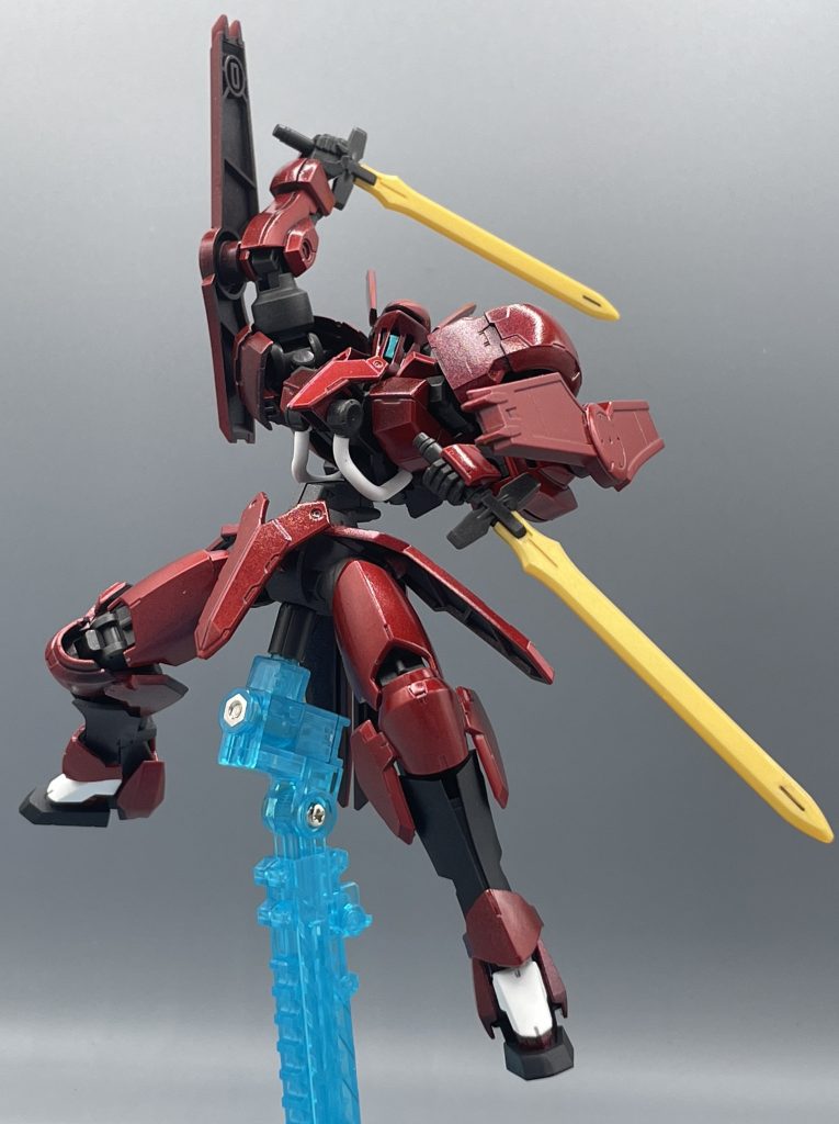 私には残念ながら届かない。 混迷を極めた私は、塗装の方向性迷子に陥りました。黒立ち上げキャンディー塗装のような、魅惑的な塗装方法があると知るも、自分の筆塗りでは表現できそうもない。。。 そうだ!スプレーならどうだろうか!? と思い立ったのが、このグリムゲルデです。セオリー通り?黒→銀→クリアーレッドとスプレーを吹いていきますが、目指していたものと全然違う・・・。 それもそのはず。本来キャンディ塗装は、塗料を薄ーく丁寧に何層も重ね、何度も磨くことで魅惑的な光沢を放つものだからです。スプレーはあくまでも面を均一に塗るものですから、まぁ上手くは行きません(笑) エッジの黒のみを残すなんて芸当は難しいので、肩アーマー部のような悲劇が起きるのです(^^;笑 結果、グリムゲルデの装甲表面は部位によって塗料のノリや光沢部分がマチマチな、中途半端な仕上がりになってしまいました。 塗装段階から(ヤバい。これは上手くいかない)と勘付きつつも後には引けず、組み上げて見てやっぱりガッカリ・・・。