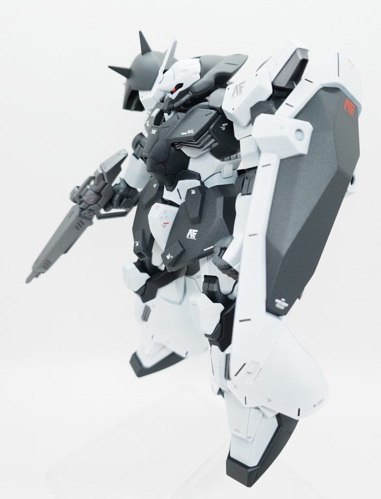 ロールアウト直後でまだマフティーには渡っていないという解釈でアナハイムのロゴを散りばめています。