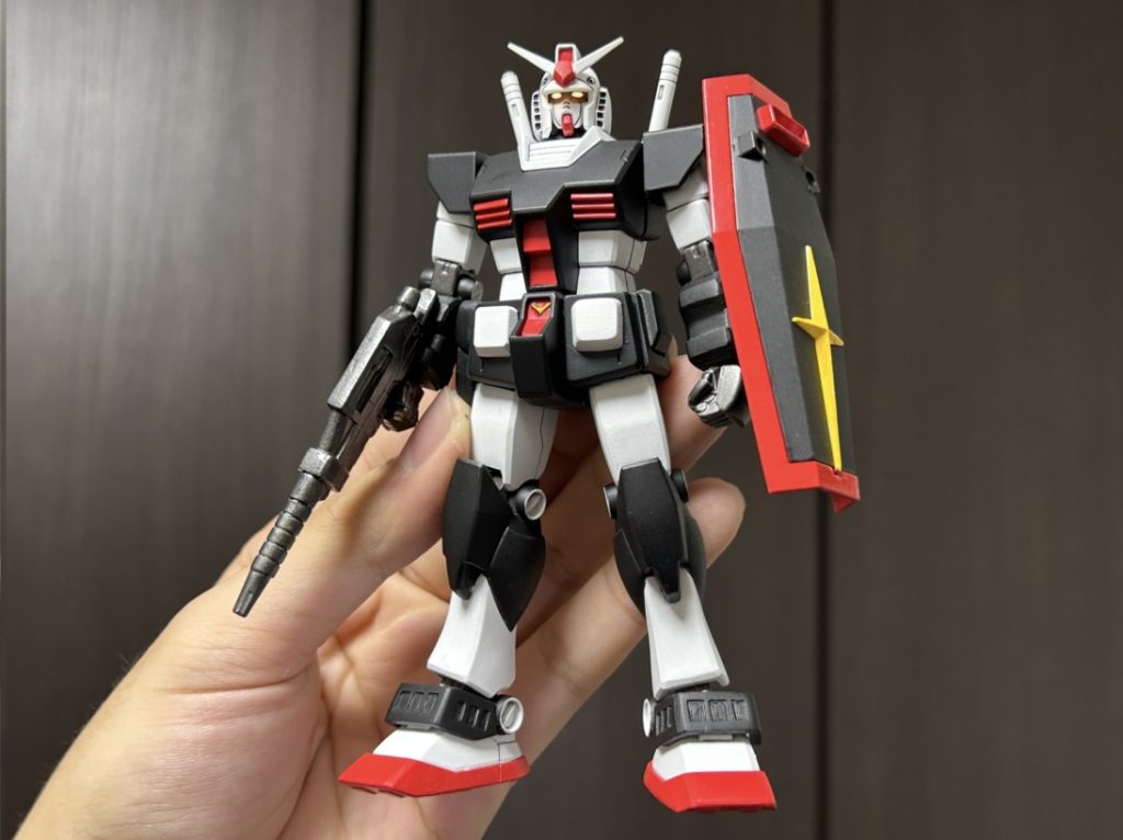 改造箇所は主に6点。肩パーツの小型化、腕の形状変更、右サイドアーマー大型化、膝パーツの小型化、アンクルアーマーの形状変更、ビームライフルの形状変更です。握りこぶしにはビルドハンズ丸を使用しています。
