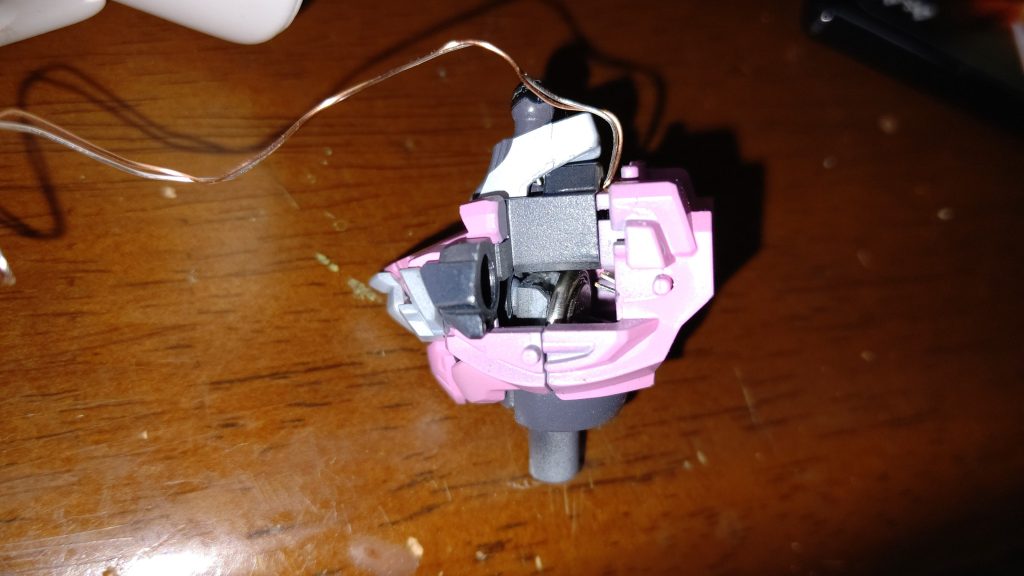 電池は胴部のスペースへCR16xxあたりが収まり良いです。