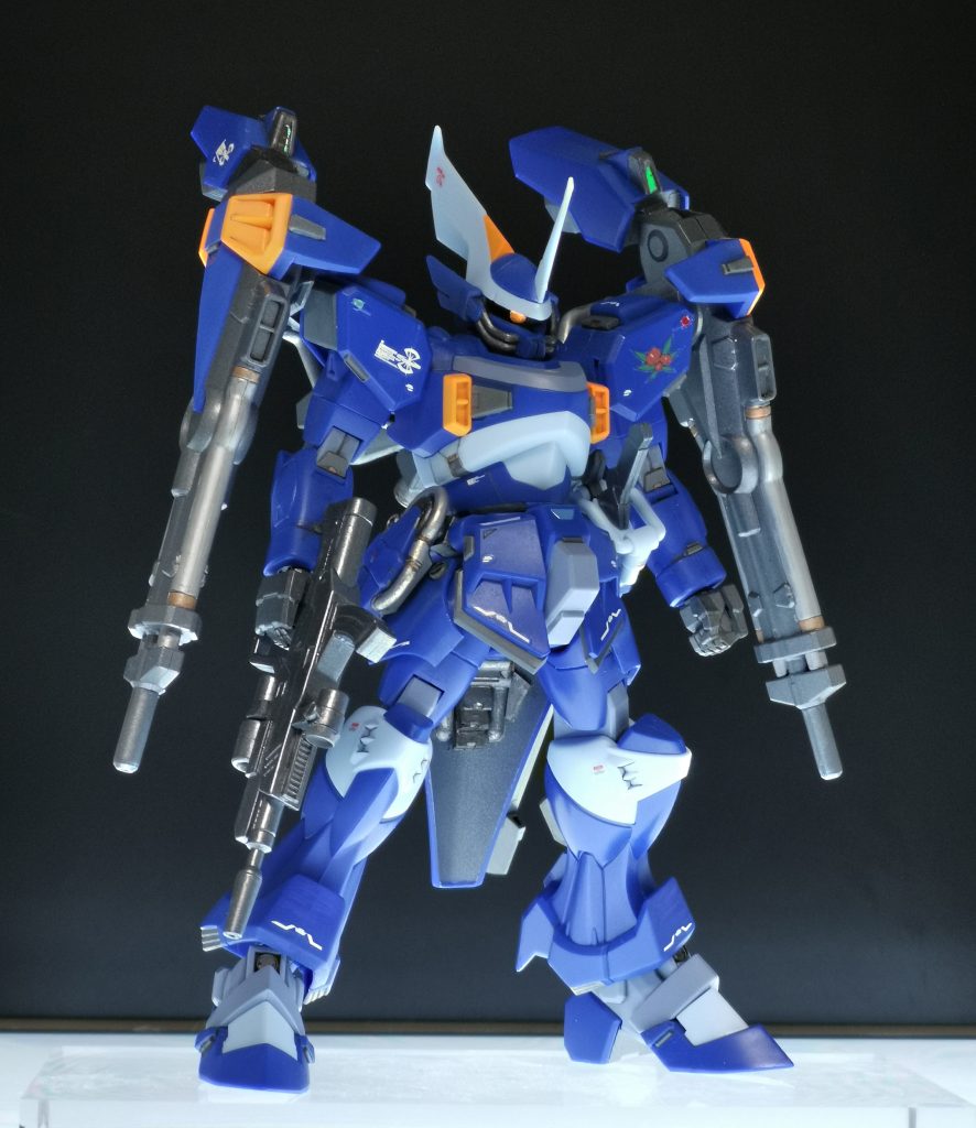 というわけで...オラザク（2024）初応募作品にして、バランス改修からアフターパーツまでガッツリ改修したガンプラとしては、初の作品です！（いつもは素組＋デカールだけなので）ちなみに、結果はハガキサイズでしたw【改造箇所】頭部は小型化し、目つきを鋭くモノアイ可動化。ハイキューのオーロラパーツが光る光る。突撃機銃に、ピカニティー・レールと照準器、グレネードを追加。スカスカだったスカート裏には、三連の追加ブースターとプロペラントタンクをランナータグから作成。いちばんのお気に入りは、余りパーツがシンデレラフィットした、肩とふとももの増加装甲！ガシっとした、武人体型になりました。細かいですが、肩にクリアランナーで翼端灯も。