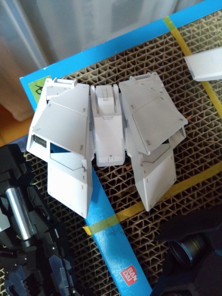 スミ入れ途中がしかし、なんとなく白は真っ白の方がいいんじゃないかと思い再度つや消しホワイトを塗装し直し。結果石膏像仕様に。