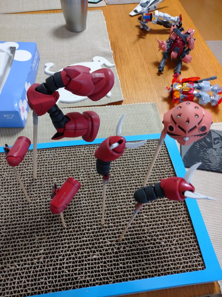 とりあえず比較的無事なシャアズゴック1体を解体、組み直して全塗装。簡易式エアブラシを使用したのが3体目位の機体でまだまだ未熟な塗装でしたがとりあえず納得の出来。塗装後、各パーツを組み直して...