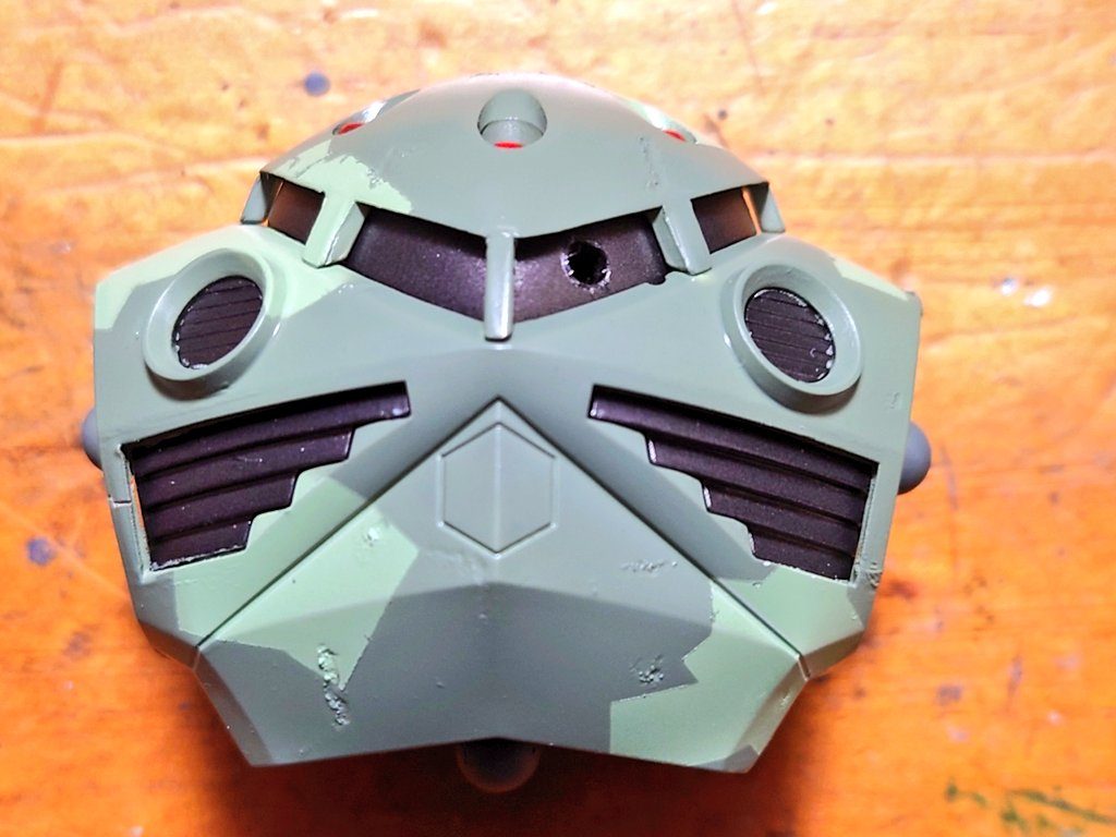 モノアイはLEDを仕込む予定で穴を開けましたが手持ちのLEDが品切れ🤣