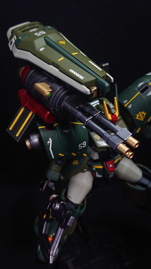武装はMSGのハンドガトリングガンとバトルアームアームズのアックスが2本となっています一般兵なら戦闘の最初は中距離砲撃戦から始まると考え、そしてジオン系の機体なら実弾兵装ということでハンドガトリングガンを持たせています✨ガトリングはガンメタルをメインカラーにしているのですが、他にゴールドやピュアーメタリックレッドなんかを使って情報量を増やす試みをしています💡敵に距離を詰められて近接戦に移行するときには、背部のシールドにガトリングをマウントさせてシールドガトリングとして使用できます