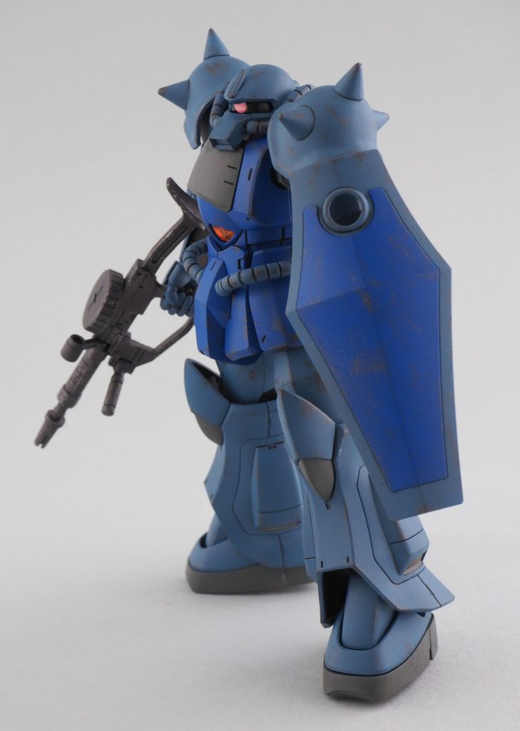 このキット非常に優秀で、スパイクアーマーの継ぎ目消しが必要なくらいで手間が少なく作れました。