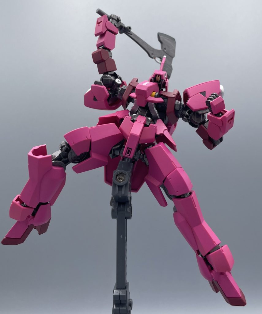 大きく振りかぶって・・・　ちなみに取説によると、シノのパーソナルカラーであるこのショッキング・ピンクは、敵からの鹵獲した物資があってこそ成立したらしいです。鉄血世界では、色によって塗料の値が変わるらしくて、１番安いのはホワイトだそうです。　お財布事情の厳しい鉄華団は、当然白で塗る予定でした。しかし、宇宙海賊ブルワーズとの戦闘の果てに、物資もブン捕った鉄華団はその中に赤の塗料を発見！！　これによって、鉄華団の機体のカラーリングバリエーションが増えていったそうです(笑)