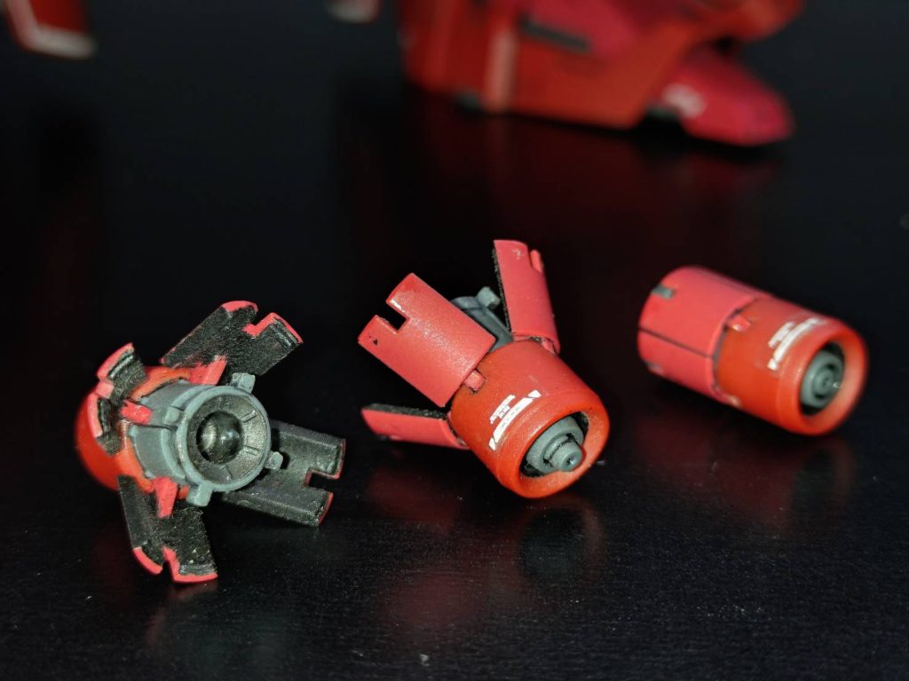 ファンネルもしっかりと色塗りしてます。繊細なパーツなのでビクビクしながら塗ってました。