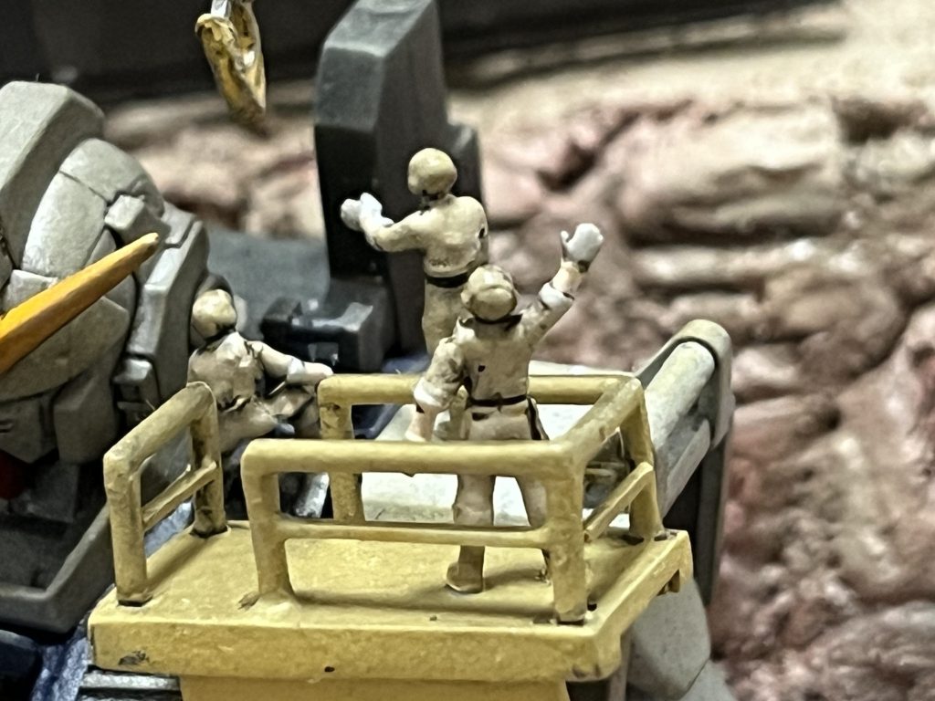 フィギュアは全てビルダーズパーツHD MSフィギュアを使用。元々の飛行甲板を想定したオーバーアクション気味のポーズをジオラマの設定に合わせ少し落ち着いた感じに改造しました。私もこの場で一緒に作業してみたい(=゚ω゚)ノ