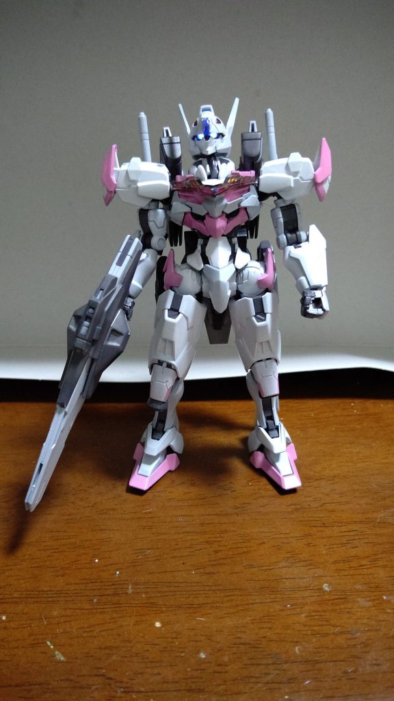 ピンクはすこしグレー寄りに。肩と腿のピンクパーツはレジンで裏打ちグレーサフの上からホワイトにちょいグレー混ぜたのをメインカラーに。グレー部品はメタリックを入れて濃いグレーに 当然目は光ります。