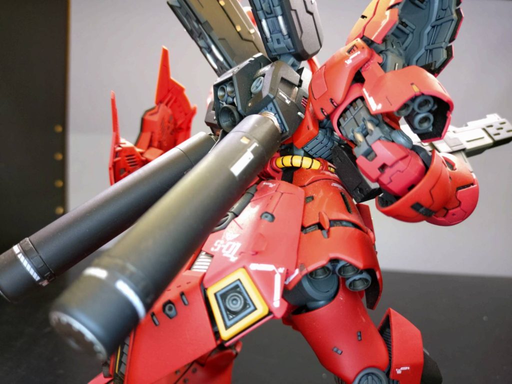 肩アーマーや肩部スラスター、上腕カバー、腰部スラスター、大腿部装甲、膝装甲裏の影塗りが見える1枚。他にスラスター周りも黒く塗っているのが見えます。情報量が多いと格好良く見える。