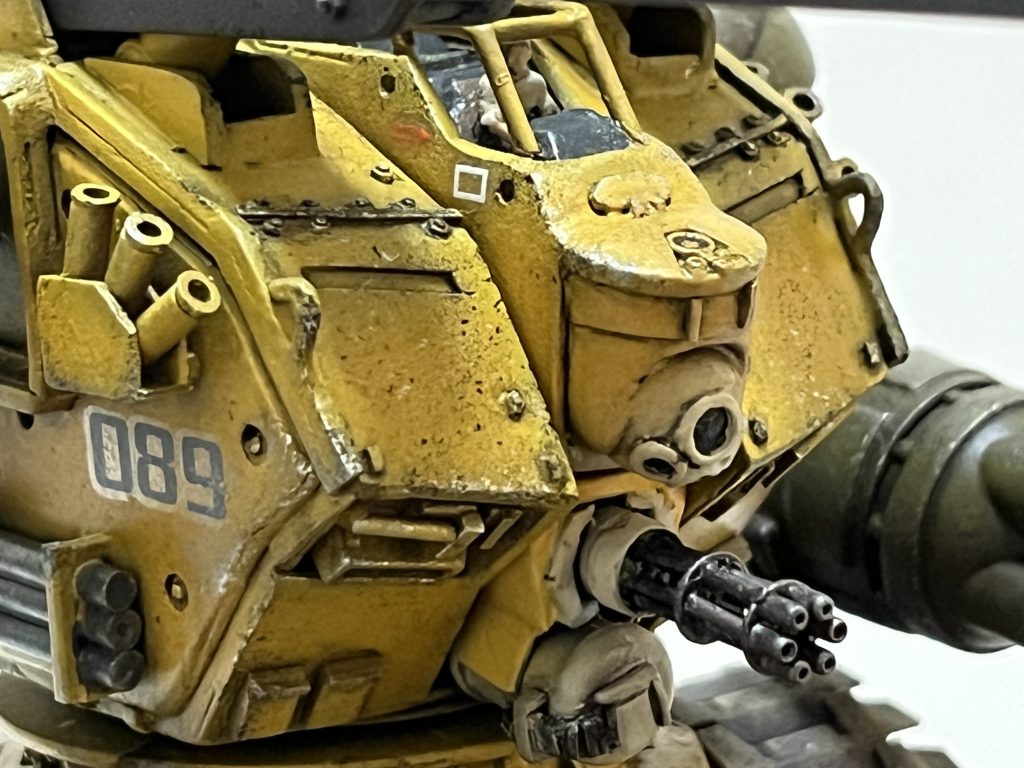 コクピットの基本設定が複座式でパイプフレームという所までは分かっており、それ以外は想像です。このデザインに至るまで七転八倒…製作中からご覧の方はご存知かと。コクピット下の球体には4種のセンサーカメラが内蔵され上下左右に動く設定。重機に武装?と思いながらもミリタリ感を醸し出したいと思い艦艇対空火器のCIWSを参考にガトリングを搭載。給弾ベルトの巻き具合もこだわってみたのですが写真では見えにくいですね(・・?)