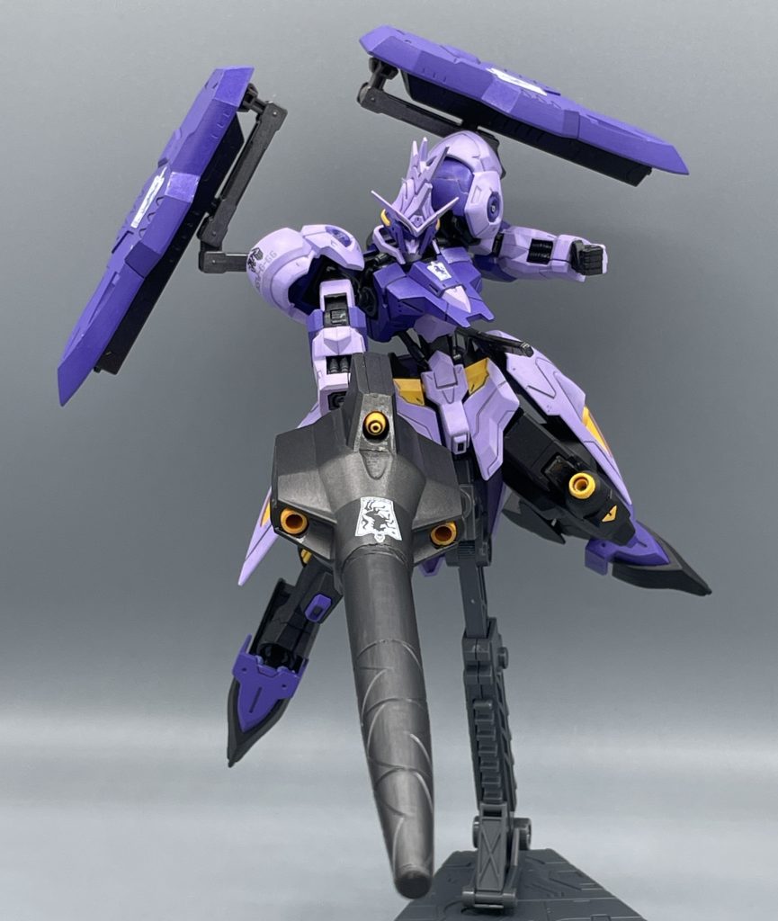 ボードウィン家の紋章　キマリスを有するボードウィン家の紋章には「馬」がモチーフに使われています。これは、おそらくキマリスの元ネタであるソロモン７２柱に基づくもとだと思われます。　ソロモン７２柱に数えられるキマリスは、「立派な黒馬にまたがりし勇猛な騎士」として描かれます。厄災戦当時、セブンスターズをはじめとする家々にとってガンダムフレームは、”家を象徴する” 存在であったと言えるでしょう。　ガンダムフレームの起源や製造工程こそ不明ですが、キマリスの名を冠するガンダムを持つボードウィン家が「馬」を家紋に据えたのは、納得のいく設定ではないかと思います。