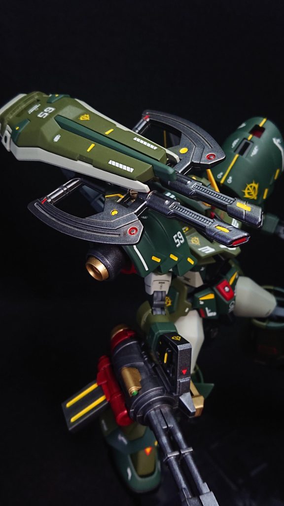 近接戦闘時には機動力を活かしたアックスの2刀流で戦いますジオン系の機体ならこれだろという考えでアックスを持たせてみましたwアックスもメインカラーはガンメタルでゴールドや赤、黄色で部分塗装をして情報量を増やす試みをしています武装って単色になりやすいので、最近はかなり意識して塗装していますね💡アックスは使用していないときには、背部のシールドにマウントしてありますフレキシブルに稼働するアームで接続されているのでシールドアックスとして敵に奇襲に対応することが出来ます!アックスの接続を上下逆さまにすることでシールドアックス砲撃モードにすることができ、中距離砲撃戦での火力アップを図ることが出来ます✨