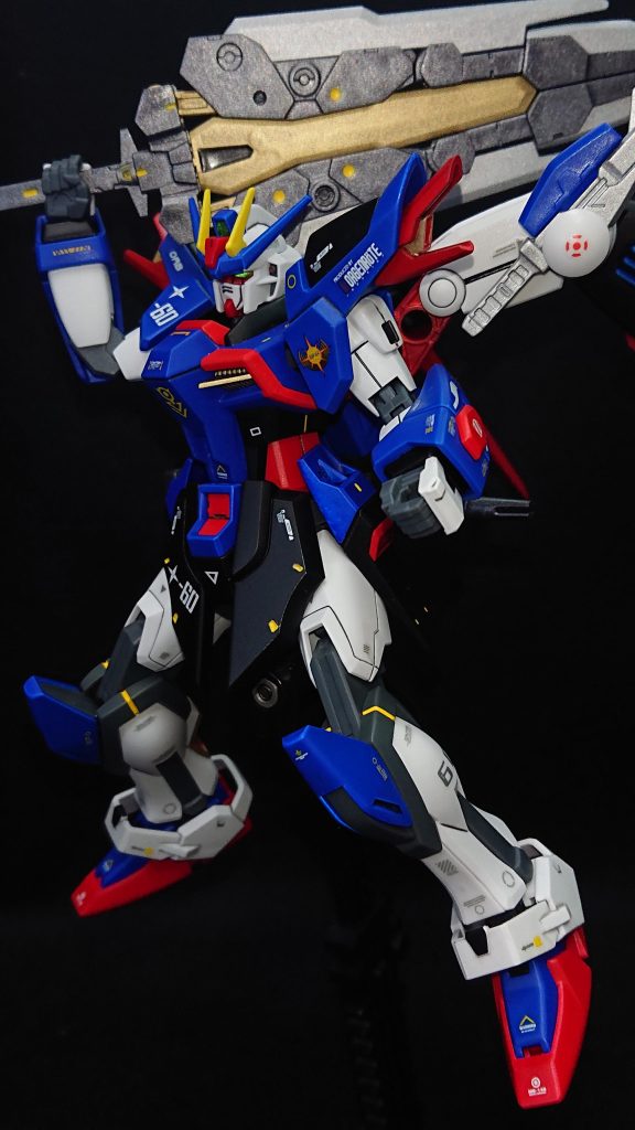 武装は30MMのカスタマイズウェポンズ(エネルギー武装)の大剣をメイン武装にしています主人公なら“剣”という安直なイメージで持たせましたが、これが案外ハズレではなかったりするんですよねｗそれで少しでもロマン成分が欲しい自分は“大剣”にしてしまうのですｗ重たい大剣を持ち前のパワーと機動力で軽々と振り回し、重たい一撃で相手を真っ二つに切り伏せる、そんな戦闘を想定しています✨