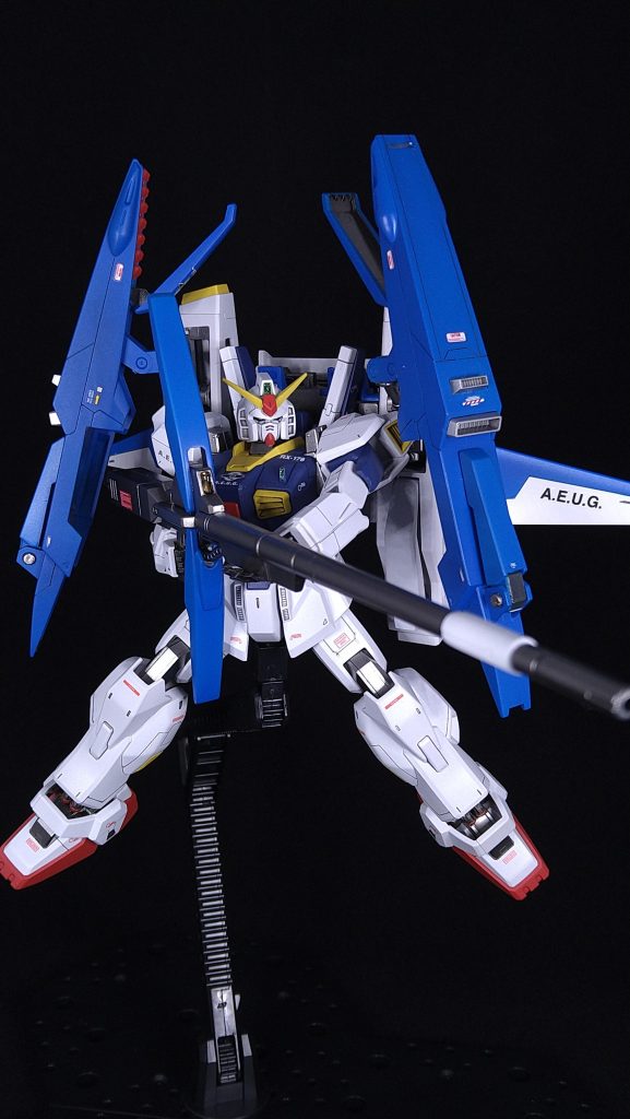 このスーパーガンダムはロングライフルを両手持ち出来ます。これがやりたくて作ったまであります。