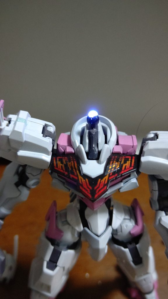 LEDは首のジョイントにレジンで球体にするように目パーツはレジンで複製し、光が通るように頭部パーツを削りました。