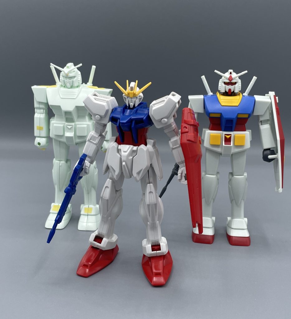 新世紀(21世紀)のファーストガンダム　令和の世に、ガンダム映画史上歴代最高興行収入を記録した機動戦士ガンダムSEED FREEDOM。　その始まりのアニメ「機動戦士ガンダムSEED」は２００２年に放送が開始され人気を博しました。”新世紀のファーストガンダム”を目指した本作の主役機であるストライクガンダムは、2002年に300円（税抜き）で発売されます。　コレクションシリーズと呼ばれるキットで、初代と同じ300円という手に取りやすい価格帯で販売されました。「いろプラ」を商売文句にパーツによる色分けを”ある程度” 実現しています。低価格かつ多彩なバリエーションのキットが販売されました。　発売当時は店頭で二割引きが当たり前だったので、このキット２４０円で買えたんですよね。平成キッズの小遣いでも十分に買えるけど、組んでみてコレジャナイと少しガッカリする、味わい深いキットでした。