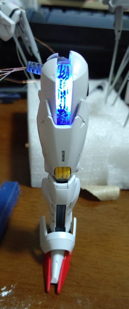 このあと組み上げるときに、どうやって足や肩の配線を見えないようにするかで地獄を見ました…