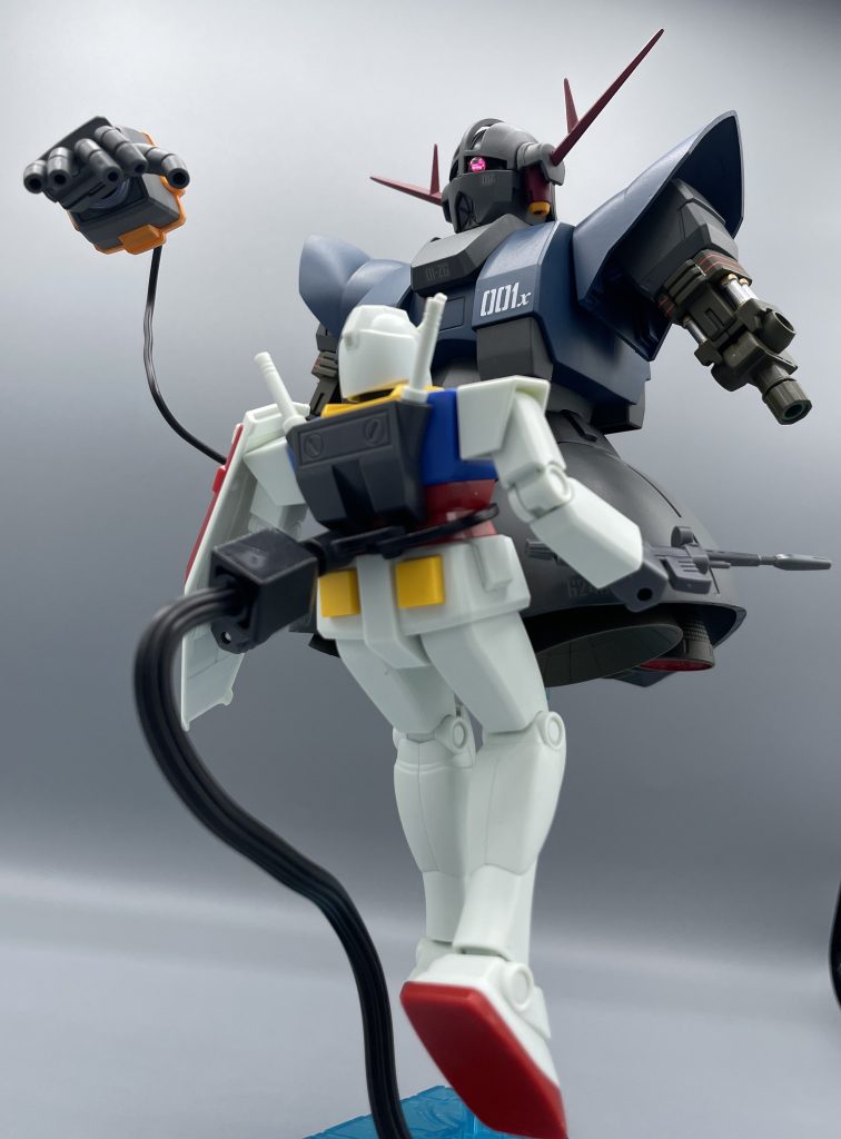 こう近づけば四方からの攻撃は無理だな、シャア！！