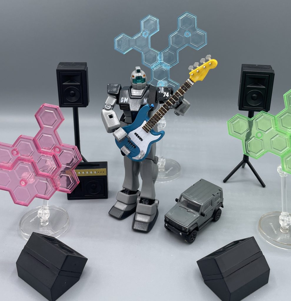 ミュージック・スタート!! 機材もばっちりです(笑) ジム以外は、全てガシャポン商品です。・ミニカー:ジムニーシエラ(株)スタンド・ストーンズ様・ベース :ミニチュア楽器マスコット ㈱J.ドリーム様 ※私の愛器であるJB62に合わせて、色を塗り替えています・機 材:ライブ機材マスコット4 ㈱J.ドリーム様・エフェクト:バリア2 スタジオ ソータ様