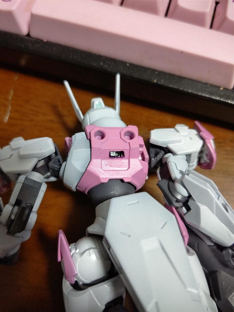 スイッチは外から見えないように、バックパックで隠すようにつけました