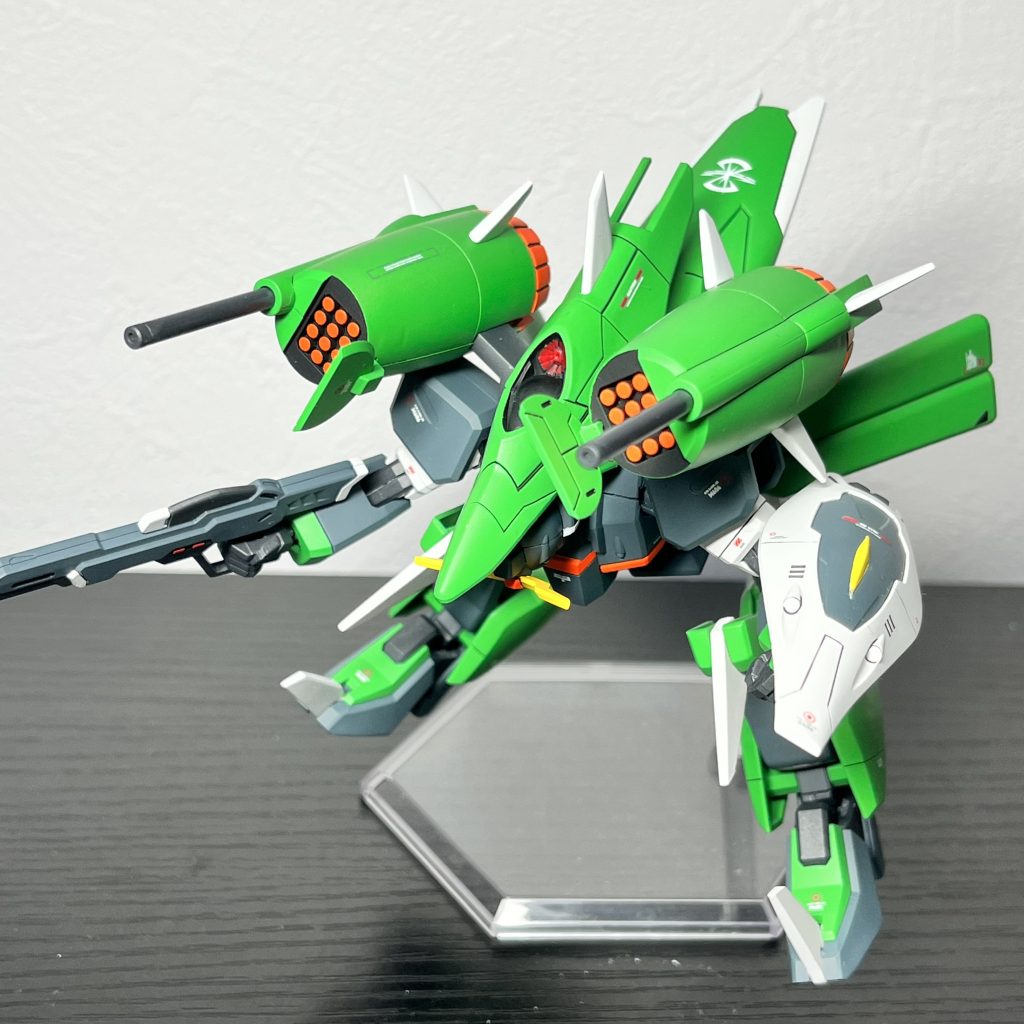 MS形態で飾るつもりでしたが、こっちの方がカッコいいかも…