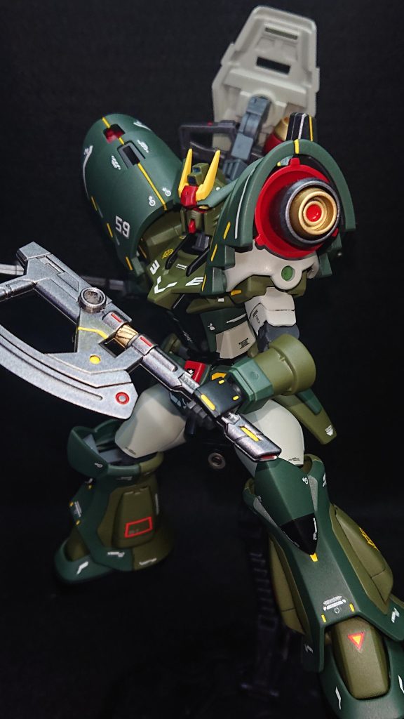 腕部はヴァリュアブルポッドの肩パーツとジーエンアルトロンの腕を組み合わせたモノとなっています!ジオン系の機体は肩部が大きいイメージがあったので、肩部パーツの大きさを強調するために腕は敢えて細めのパーツにしています✨機動力向上のため肩部のソードを廃止して、30MMの大型バーニアを組み合わせたモノに変更してみました💡ジオンらしい雰囲気が出せているポイントなので結構気に入っていますw