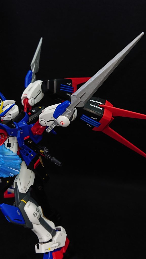 バックパックはデスティニーをベースに機動力の向上とサブウェポンの追加を目的にオリジナルのモノとなっていますアメイジングストライクフリーダムの余剰パーツとエクシアの太腿パーツを組み合わせてデスティニーのバックパックに接続、エクシアのパーツであることを活かしてサブウェポンとしてGNソードをマウントさせてみました股関節との接続側にはボール軸のジョイントパーツを使ってエールストライカーのブースターを接続し機動力の向上を試みています💡余剰パーツを組み合わせてつっくたモノにしては、なかなか良いデザインと機能性のモノになったと満足しています✨