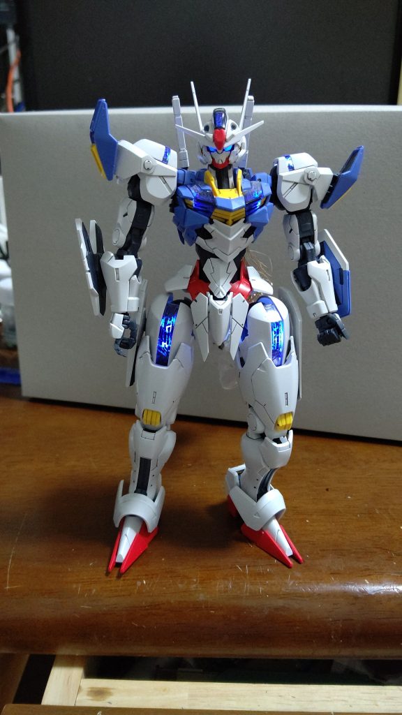 明るいところだとこんな感じレッドメッキの部品を青レジンで複製溝に黒を流し込んで光らせてます。