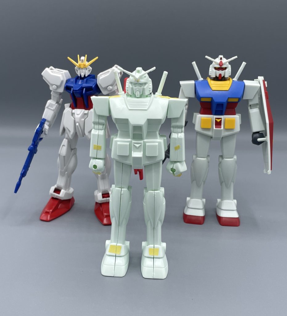 原点にして頂点・RX-78-2ガンダム　もはや説明不要のはじまりの機体。1980年に300円（税抜き）で発売されました。　組み立てには接着剤が必要であり、当時のキットは接着剤付きで売られていました。色分けはご覧の通りガンダムホワイト１色の潔さです。　第一次ガンプラブームによって入手は困難を極めたため、当時のガンプラキッズの憧れのキットであり、今なおファンの多い伝説のキットだと言えるでしょう。