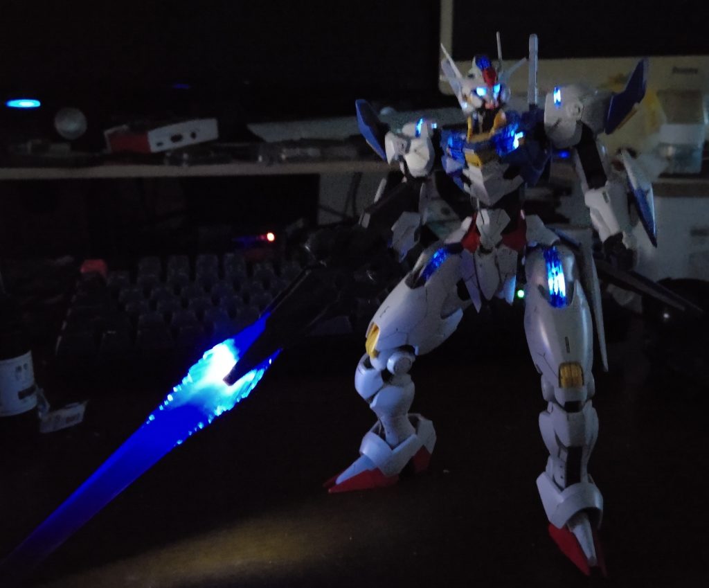 足x2、胸x2、頭x1、胸x2、背中x1 ビームライフルは独立して光ります。 