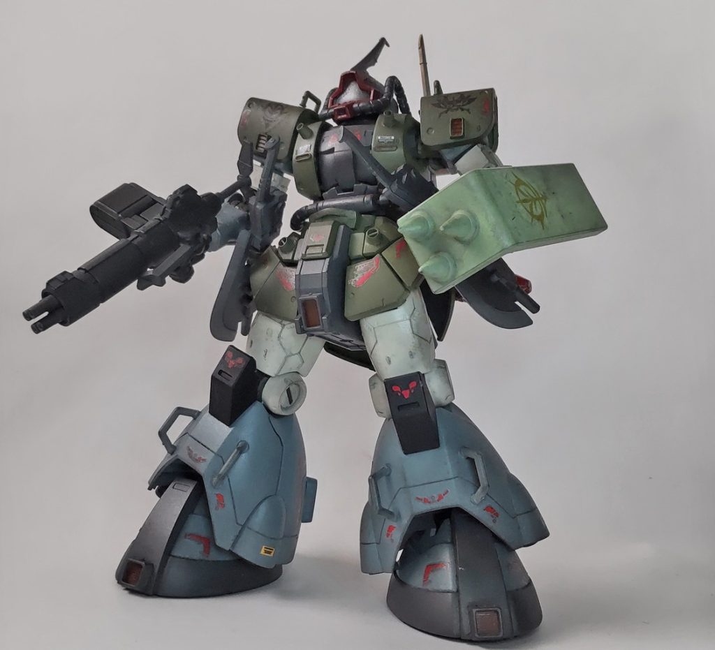 ご覧いただきました皆様ありがとうございます！(・∀・)今回はデジラマも然ることながら物語も熱が入りました。モアの無双から急な展開、ケリィさんも何処かで聞いた台詞に最後の『青く輝く炎』はまさにですね(^.^;あまり語ると長くなるのでガンプラ紹介します！こちらはHGMSDのドム試作実験機がベースでございます。完成したのはだいぶ前で今じゃあまりお目にかかれないキットです。隊長機という事でツィマッド系には珍しいですが角付きです。ビルダーズパーツからですがポイントは1/144だとバランスがいまひとつなので1/100を採用し敢えて目立つようにしてます。武装のマシンガンとヒートホークはアクトザクから。肩のドクロツインホークは自作デカールです。 