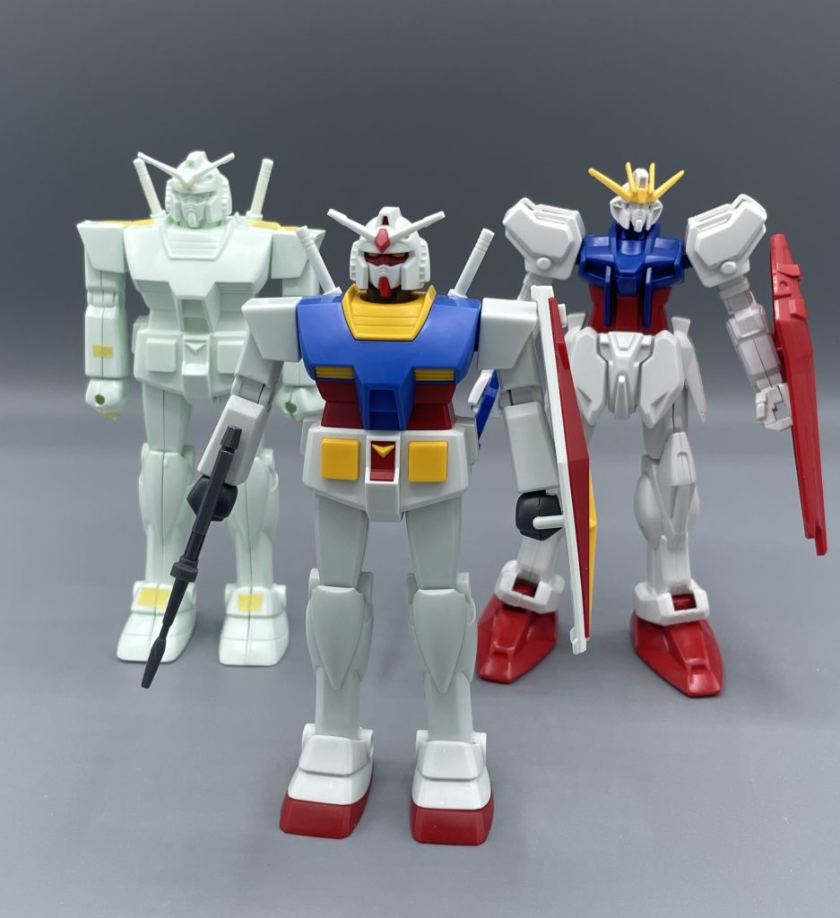 令和でリバイバル！？  RX-78-2ガンダム　2024年に1,200（税抜き）でリバイバル発売されたキットです。値段を四倍にして当時キットの造形・可動はそのままに、色分けを完全に再現した凄いキットです。令和の時代に、このような商品が発売されようとは誰も予想が出来なかったことでしょう。