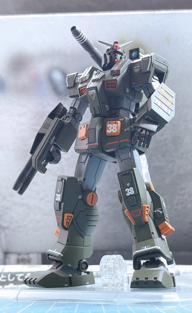 旧1/100キットの箱絵ポーズで。足元に倒れているジオングが欲しいですね(積んでるので作ればいいだけです)。旧1/100は小学生の頃、今は亡き母に買ってもらったお気に入りのキットでした。旧1/100素のガンダムと比べて、可動もスタイルも格段に進化したことに当時は驚いたものです。