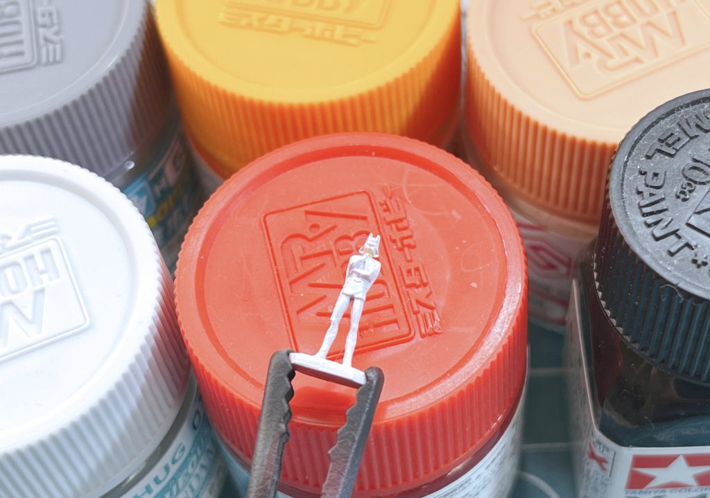 まずは白サフから。成型色がピンク色なのでヘルメットやグローブ等、白い部分の発色をよくするために複数回塗り重ねました。